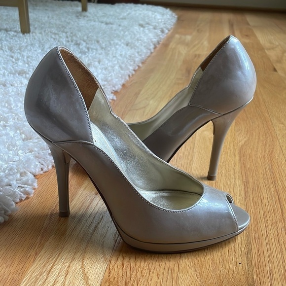 Guess by Marciano Women Sz 5 Pearl Gold Metallic Peep Open Toe Platform 4" Heel - Picture 2 of 10